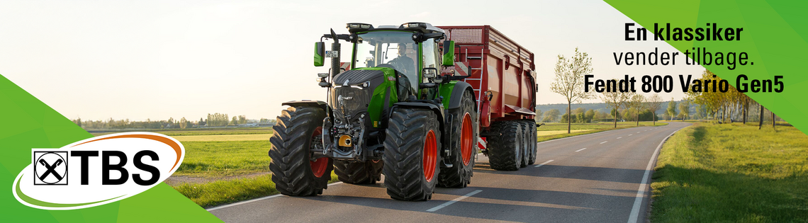 Fendt 800 Vario Gen5, der kører på landevej med stor Krampe vogn