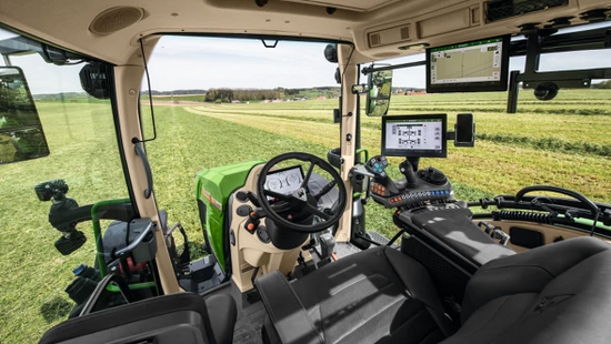 Indeni kabinen på en Fendt 600 Vario