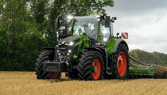 Fendt 600 Vario kører på mark og harver