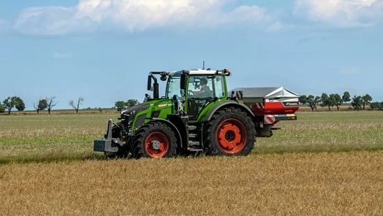 Fendt 600 Vario kører på mark og gødsker