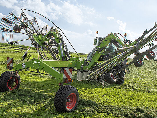 Fendt traktor kører med Fendt Former på græsmark