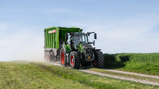 Fendt 600 Vario kører på markvej med stor vogn