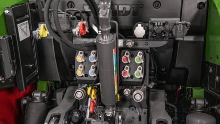 Hydraulik bagpå en Fendt 300 Gen5 traktor